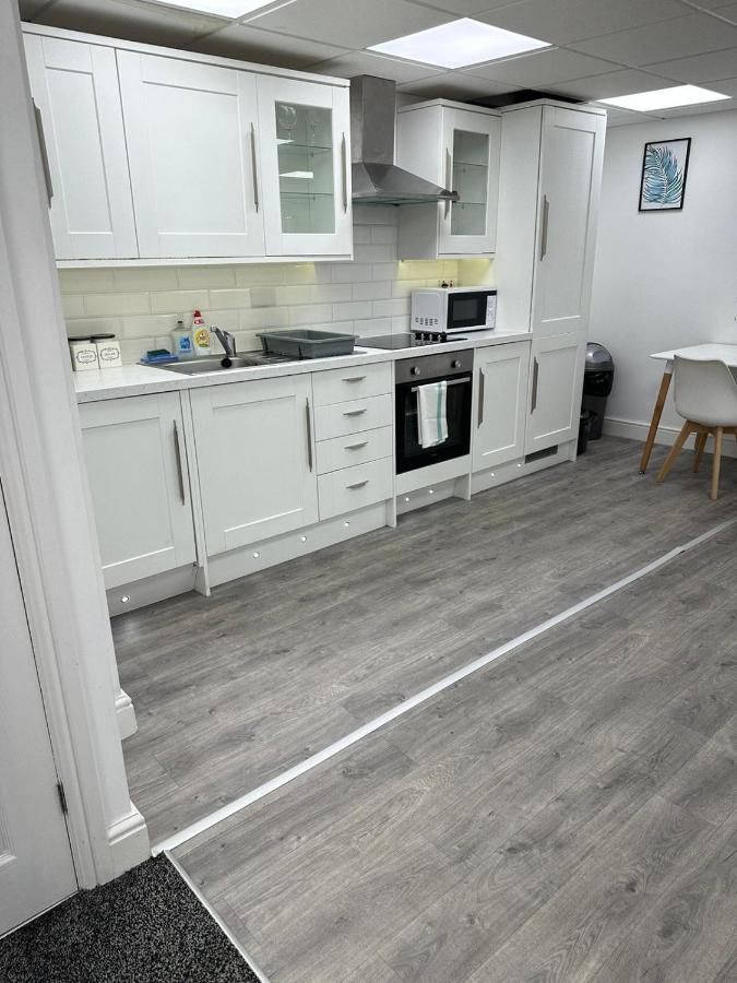 Huge Studio Close To City Centre With Free Secure Parking Leeds  Exterior photo